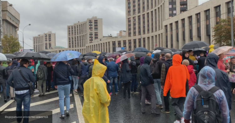 Оппозиция «крышует» спекулянтов, зарабатывая на продаже дождевиков на митинге в Москве