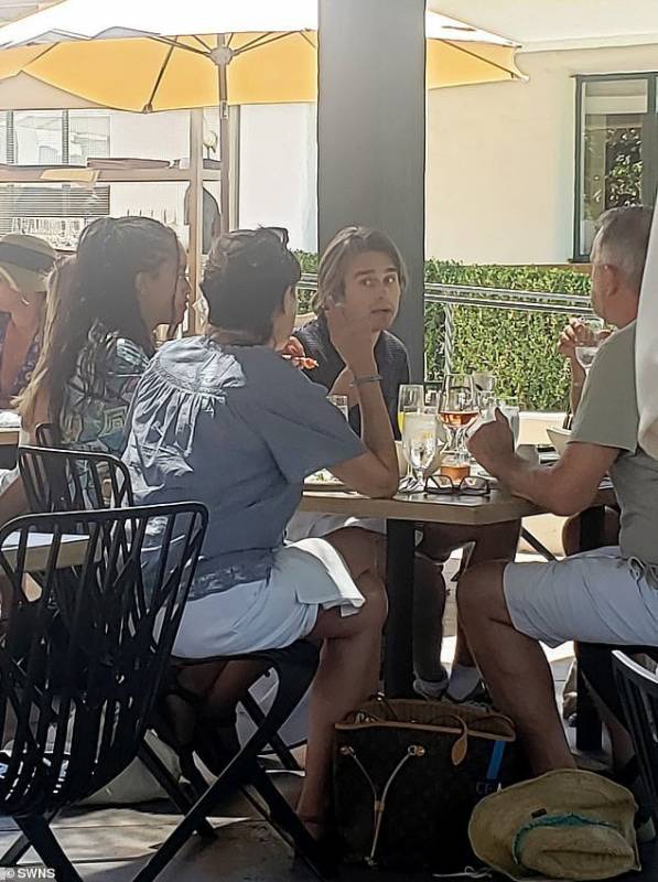 Малия Обама в гавайской рубашке вместе с бойфрендом побывали в ресторане