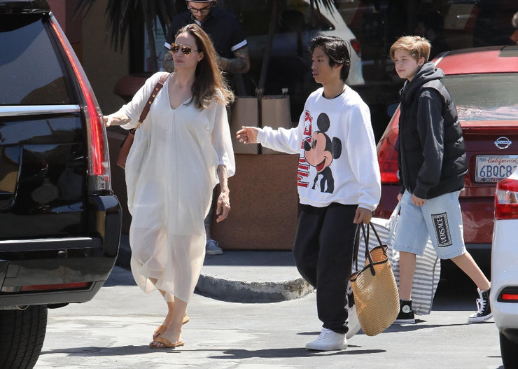 Анджелина Джоли в платье оверсайз сходила на шопинг с детьми