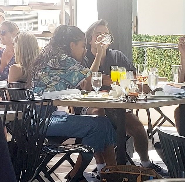 Малия Обама в гавайской рубашке вместе с бойфрендом побывали в ресторане
