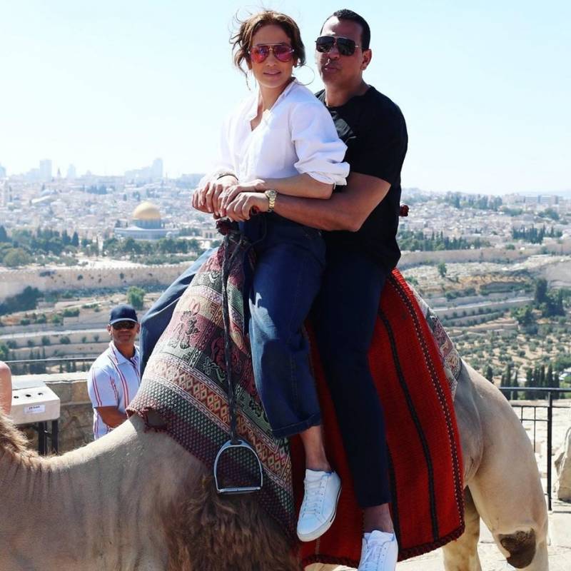 Дженнифер Лопес с женихом покататалась на верблюде в Израиле