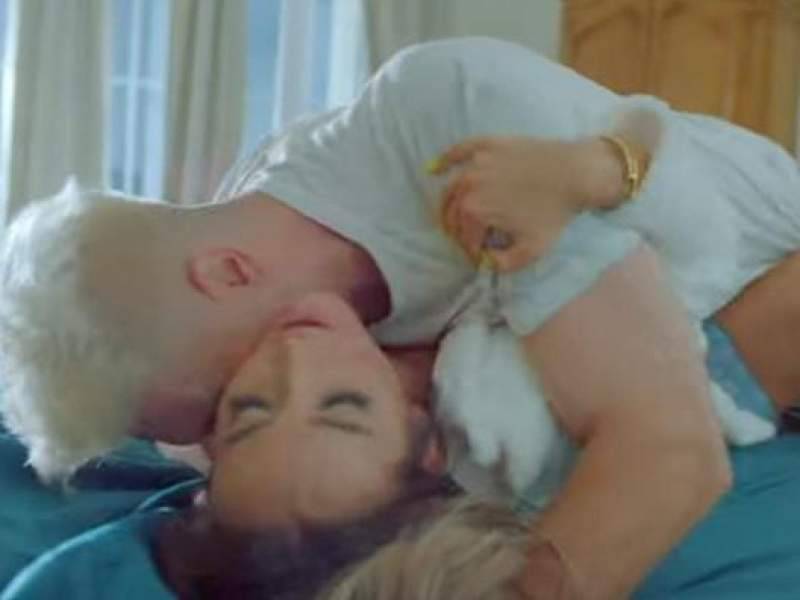 
            Ольга Бузова раздвинула ноги ради секса в новом клипе "Лайкер"        