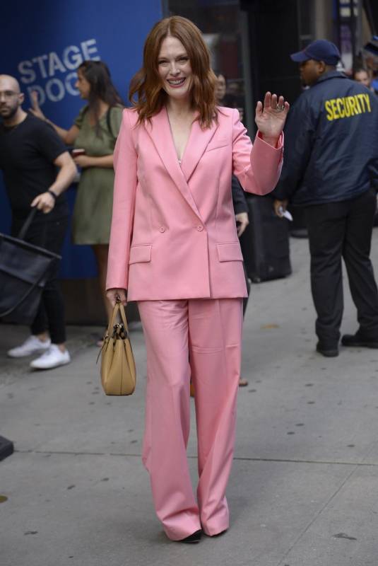 Джулианна Мур в ярко-розовом костюме выступила на телешоу
