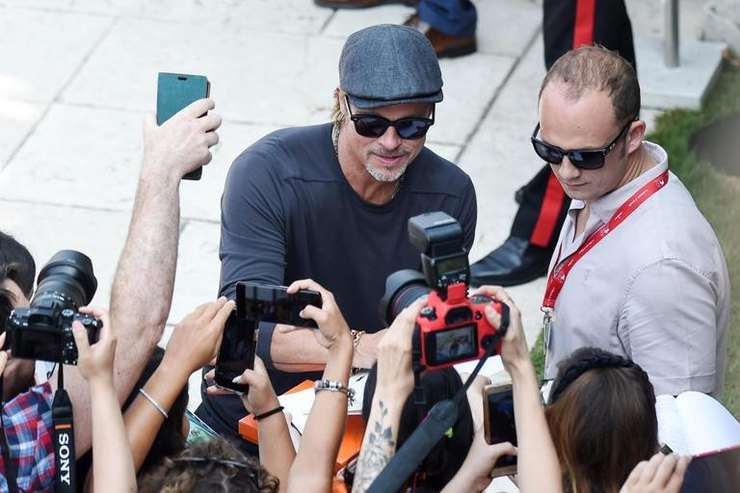 Брэд Питт с обновленным тату о любви к Анджелине Джоли приехал в Венецию