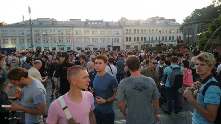Организаторы беспорядков в центре Москвы вынуждают бизнесменов закрывать магазины и кафе