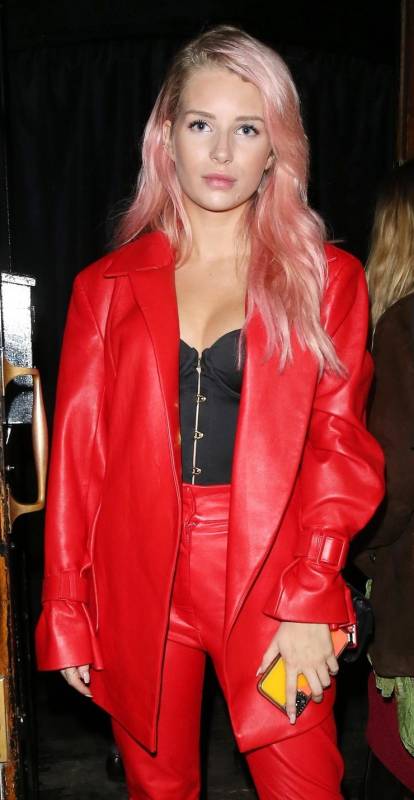 Лотти Мосс надела алый кожаный костюм в сочетании с розовыми волосами