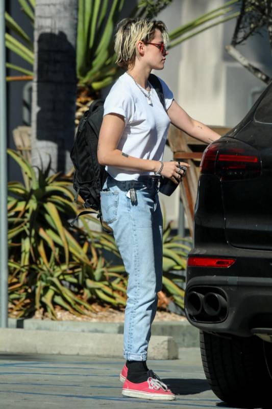 Кристен Стюарт в базовой футболке и голубых джинсах заметили в Лос-Анджелесе