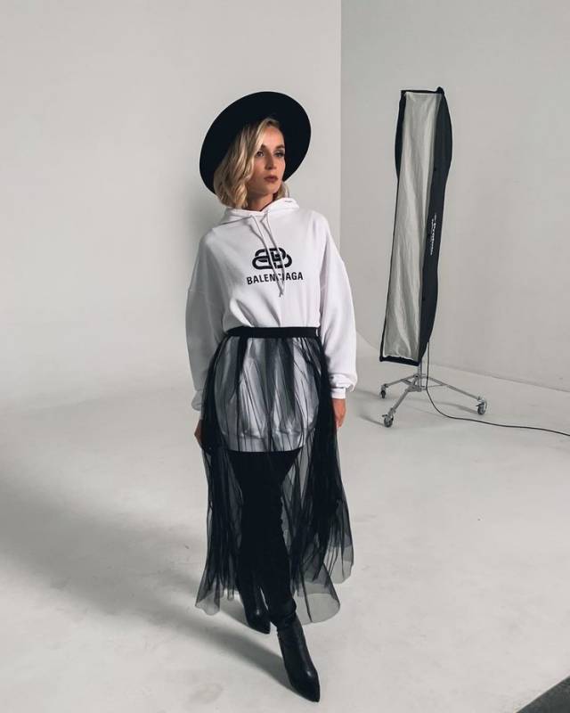 Полина Гагарина предложила носить худи с&nbsp;прозрачной юбкой