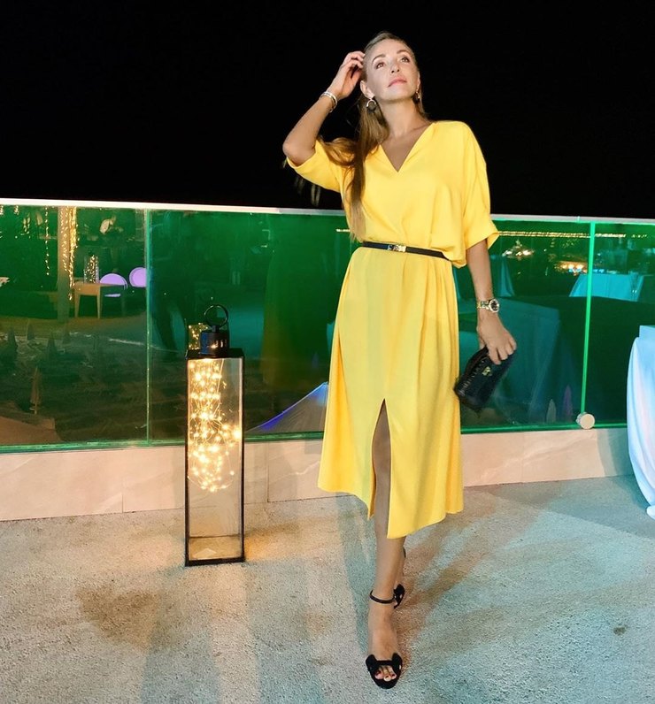 «В гармонии с миром»: Татьяна Навка вышла в свет в желтом платье