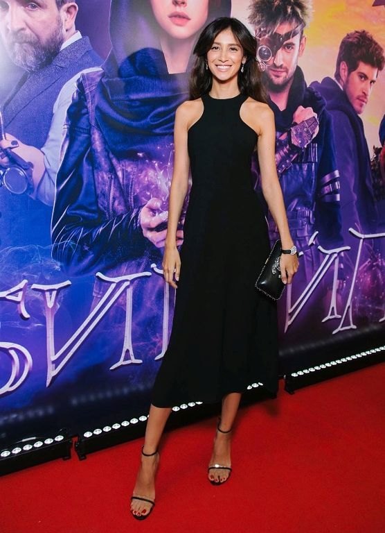 Равшана Куркова в элегантном черном платье посетила премьеру фильма