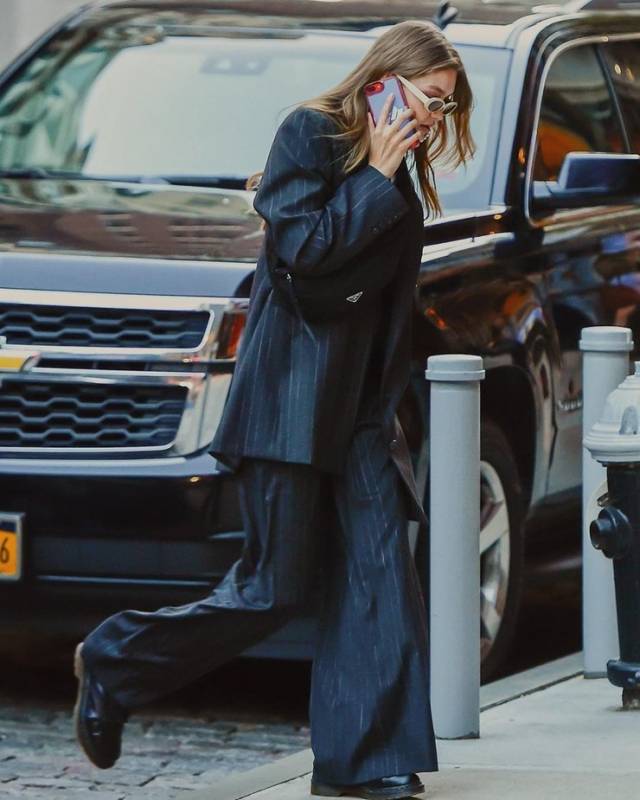 Джиджи Хадид в костюме российского бренда прогулялась по Нью-Йорку
