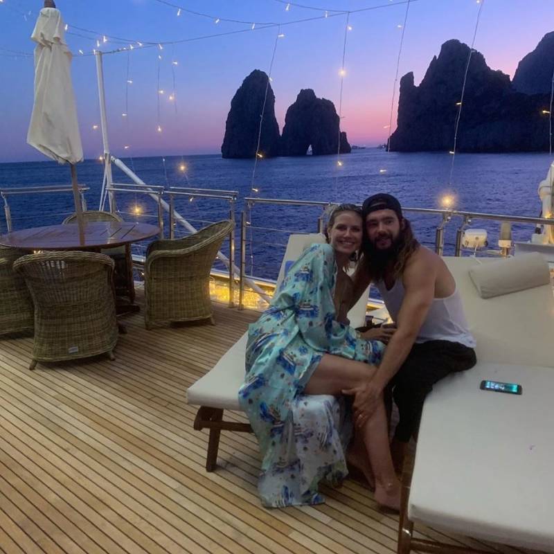 Хайди Клум нежно обнялась с молодым мужем на фоне красивого заката на Капри