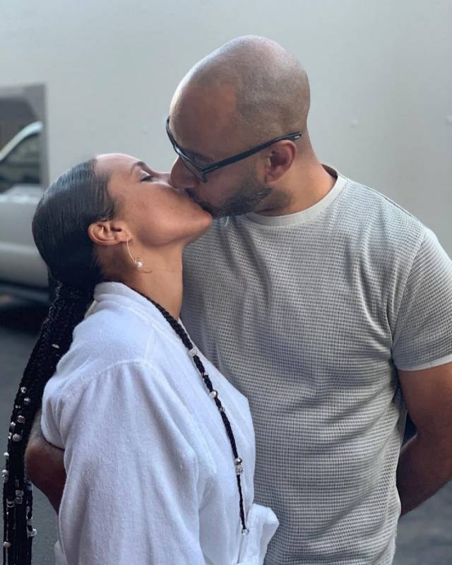 Алиша Кис показала страстный поцелуй с мужем в бассейне