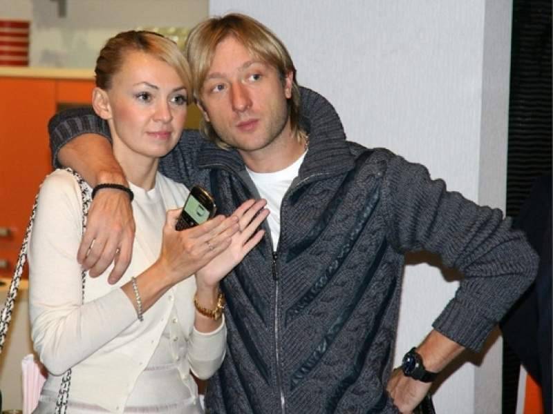 
            "Разделись бы уже совсем": "бомбическое" фото страстного поцелуя Рудковской и Плющенко на яхте осудили в Сети        