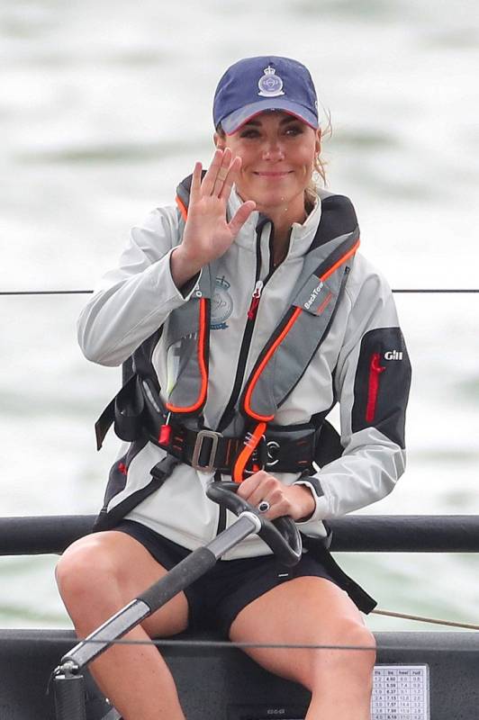 Кейт Миддлтон в коротких шортах и кроссовках стала капитаном лодки