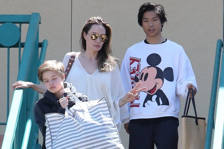 Анджелина Джоли в платье оверсайз сходила на шопинг с детьми