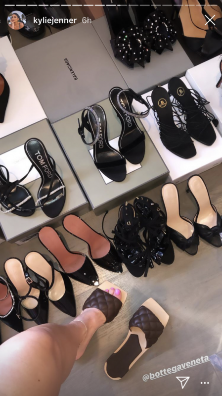 Кайли Дженнер похвасталась коллекцией дизайнерской обуви