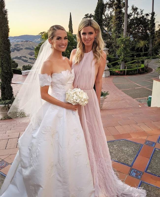 Ники Хилтон в романтичном платье Oscar de la Renta отдохнула на свадьбе
