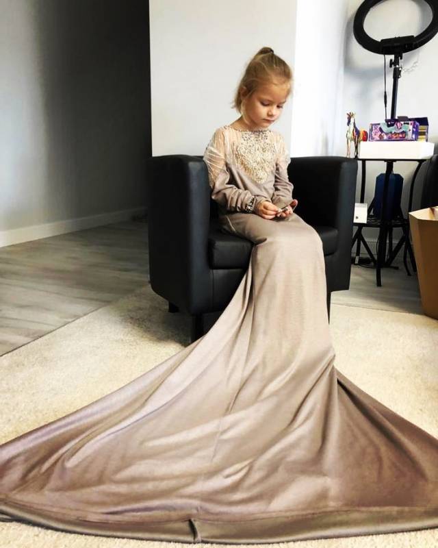 Дочь Тимати примерила бабушкино платье