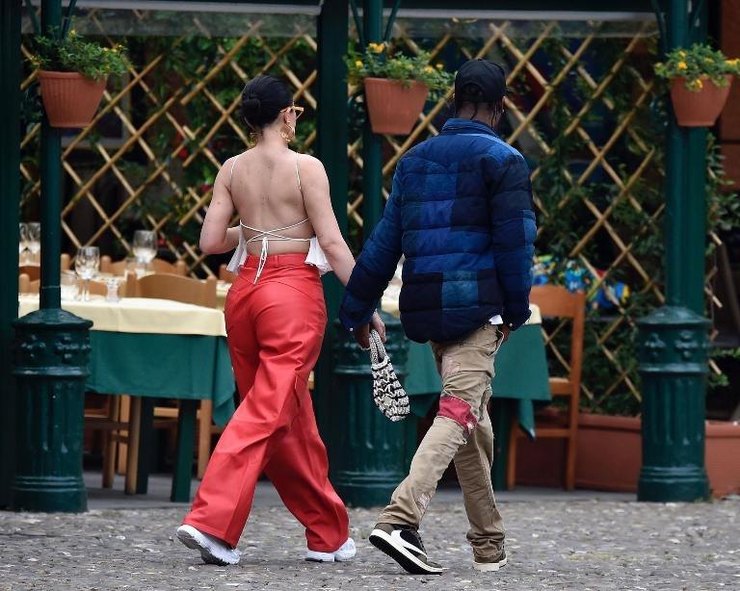 Кайли Дженнер в нежном топе и ярких брюках-карго прогулялась с бойфрендом