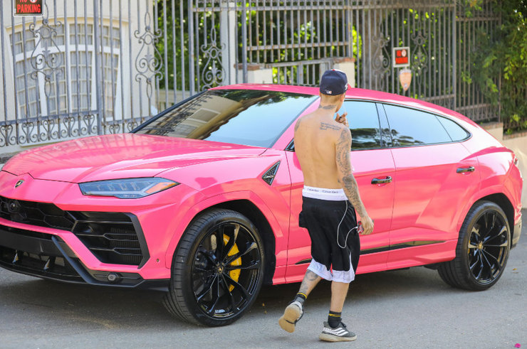 Джастин Бибер показал свой розовый «ламборджини» на прогулке в Лос-Анджелесе