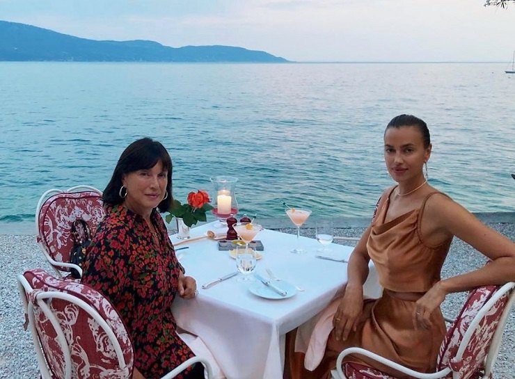 Ирина Шейк с мамой поужинали на берегу озера на закате