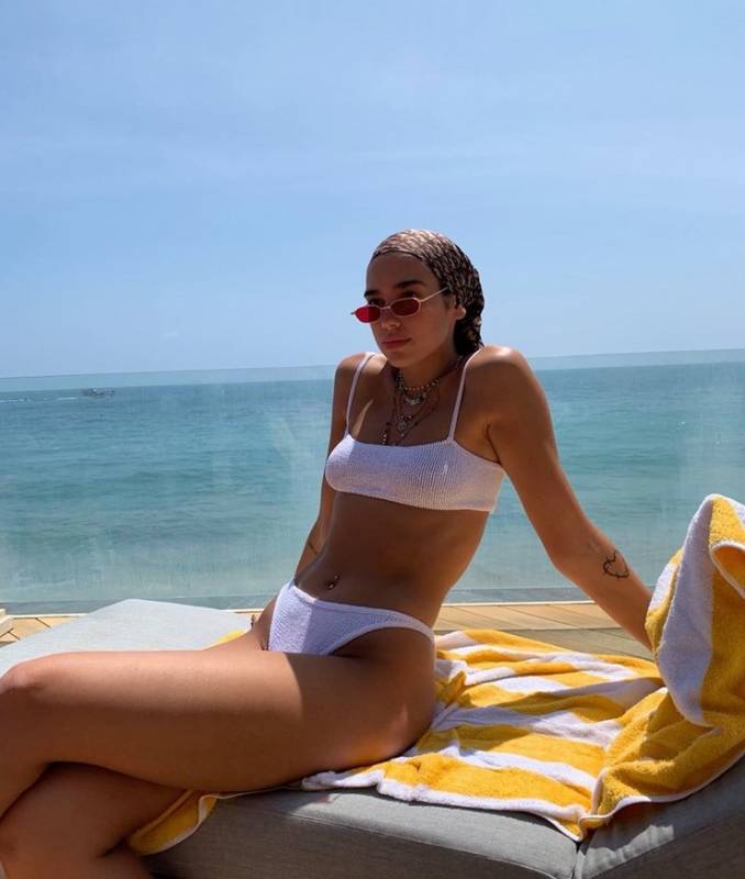 Дуа Липа примерила самый модный купальник уходящего лета