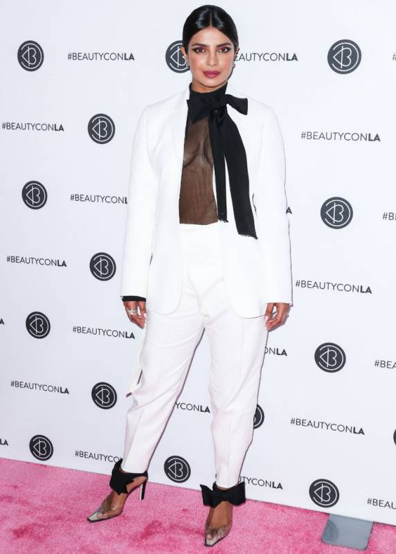 Приянка Чопра в черной блузе без белья выступила на фестивале в Лос-Анджелесе