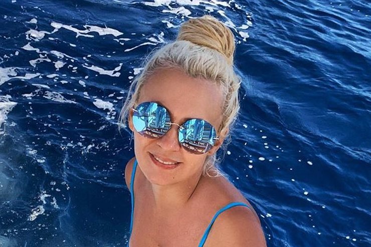 Яна Рудковская в слитном голубом купальнике встретила утро в Сардинии