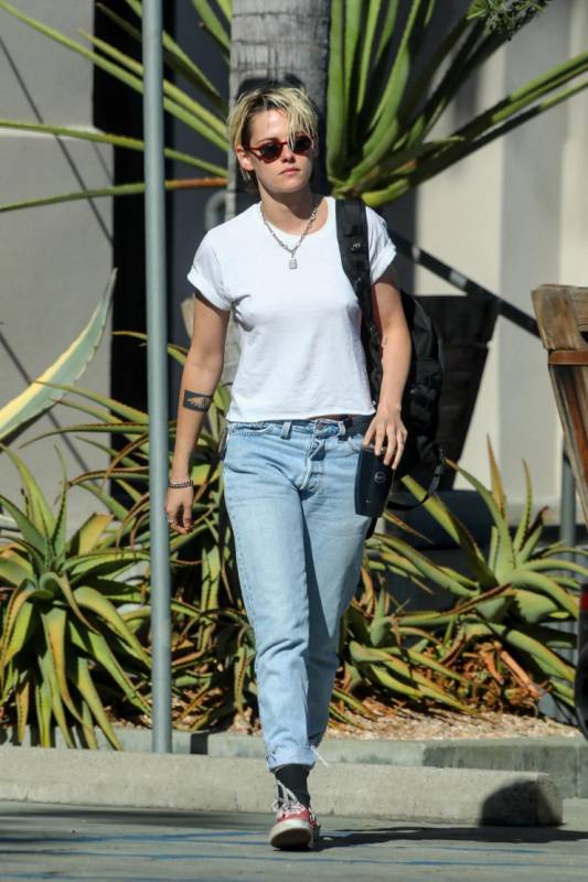 Кристен Стюарт в базовой футболке и голубых джинсах заметили в Лос-Анджелесе