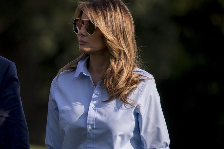 Мелания Трамп предложила сочетать голубую рубашку и брюки шоколадного оттенка