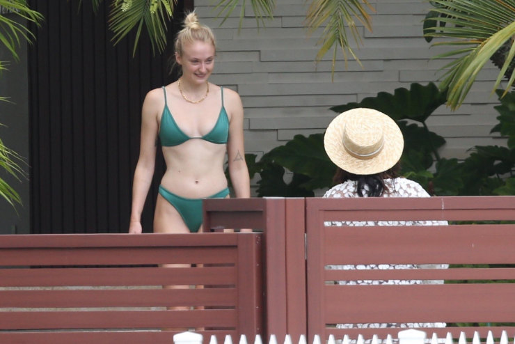 Приянка Чопра показала фигуру в купальнике на отдыхе с Софи Тернер