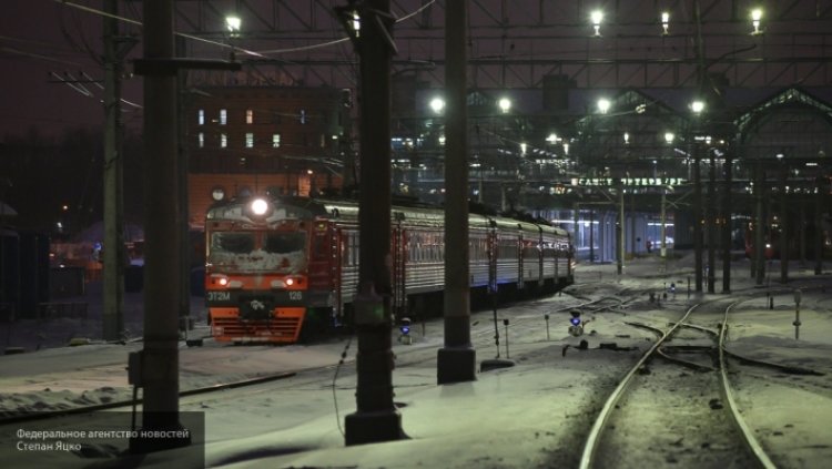 Подросток скончался на рельсах в Петербурге после попадания под поезд