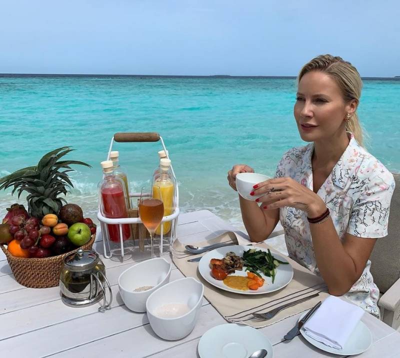 Елена Летучая в винтажном платье Chanel позавтракала на Мальдивах