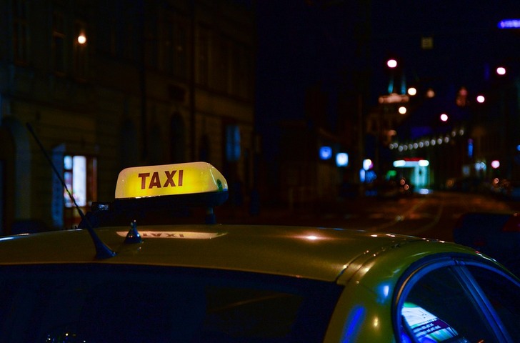 Отказ парня оплатить девушке ночью такси привёл к плаченым последствиям