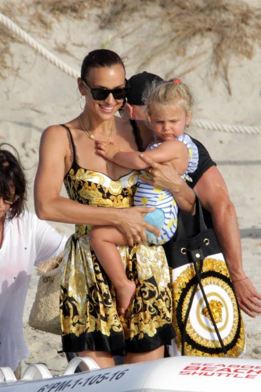 Ирина Шейк в шелковом костюме Versace сходила с дочерью на пляж на Ибице