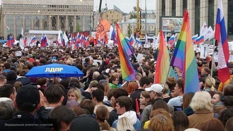 Напавший с ножом на школьницу участник незаконных митингов подрабатывал гей-проституцией