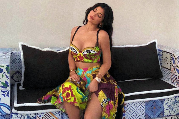 Кайли Дженнер надела бра и&nbsp;миди-юбку Versace на&nbsp;отдыхе в&nbsp;Монако