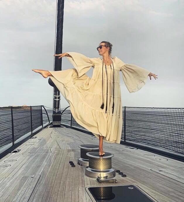 «Балерина из шкатулки»: Ксения Собчак грациозно позировала на яхте