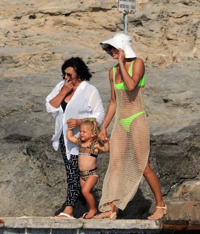 Ирина Шейк в неоновом бикини с мамой и дочкой отдохнула на яхте