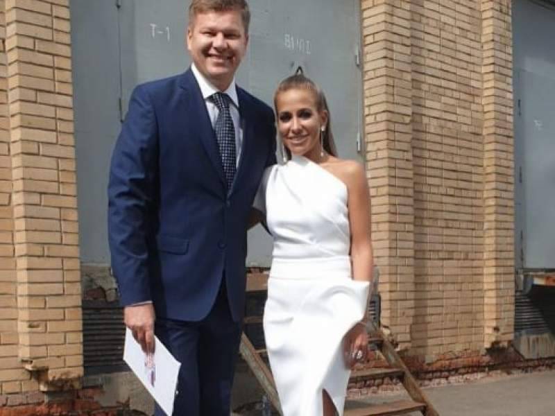 
            Комментатор Губерниев с бывшей женой Аршавина на руках попал на видео        