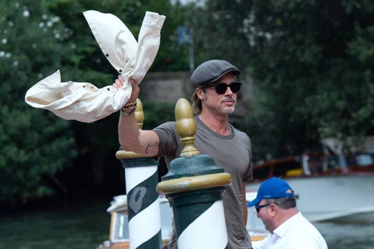 Брэд Питт с обновленным тату о любви к Анджелине Джоли приехал в Венецию