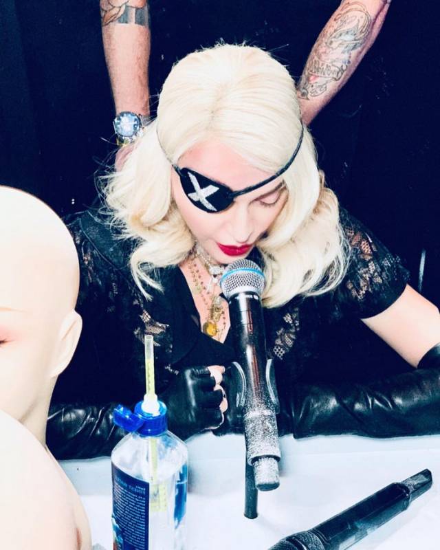 Мадонна в&nbsp;черной блузе и&nbsp;сетчатых чулках показала великолепную растяжку