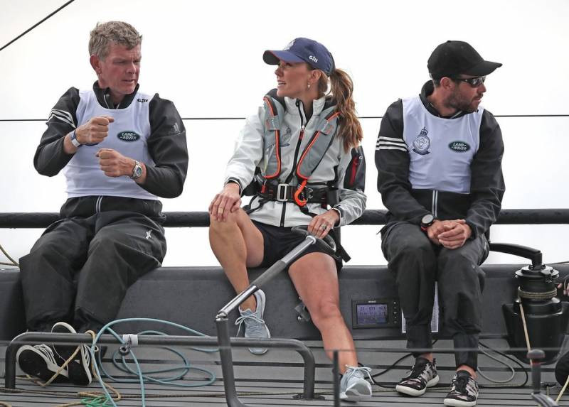Кейт Миддлтон в коротких шортах и кроссовках стала капитаном лодки