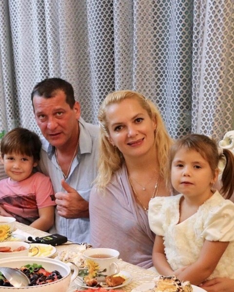 
            Мария Порошина подогрела слухи об отце своего пятого ребенка, выложив "семейное" фото с известным актером        