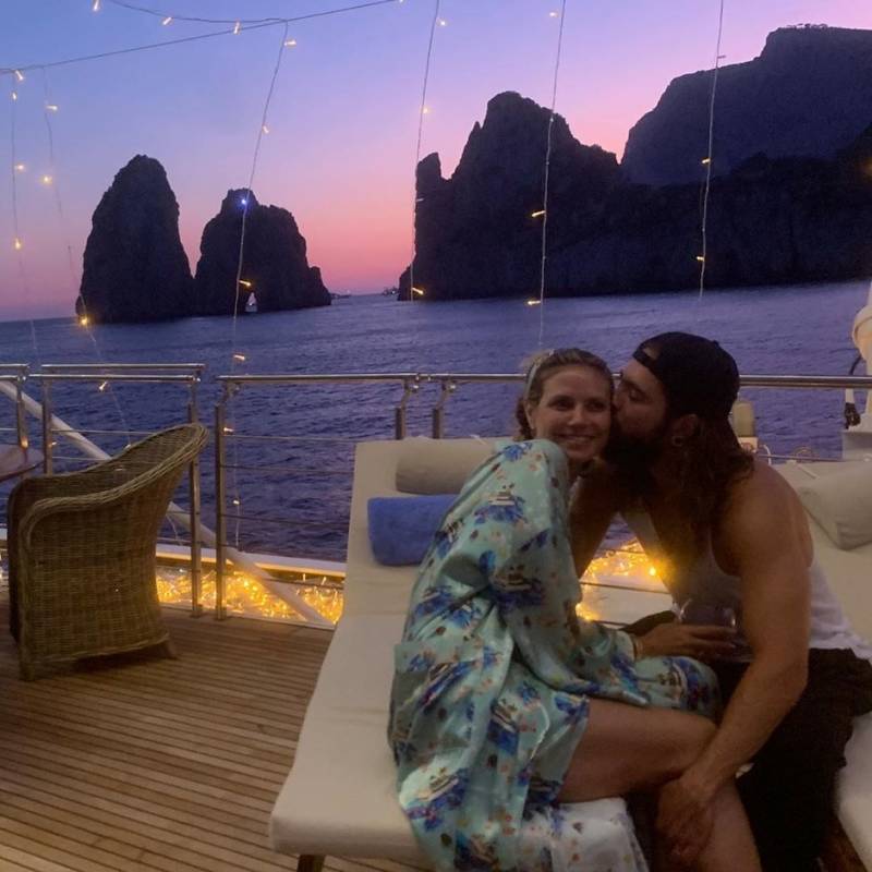 Хайди Клум нежно обнялась с молодым мужем на фоне красивого заката на Капри