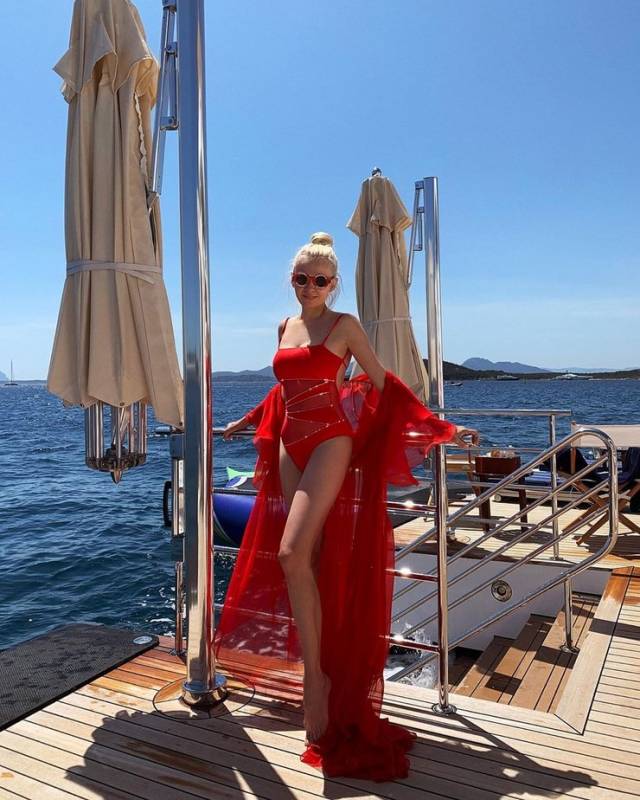 Яна Рудковская в элегантном красном купальнике позировала на яхте