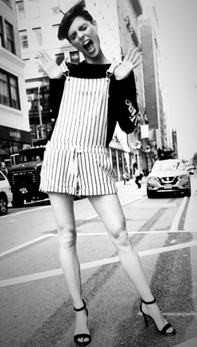 Коко Роша в полосатом комбинезоне и черном берете прогулялась по Нью-Йорку