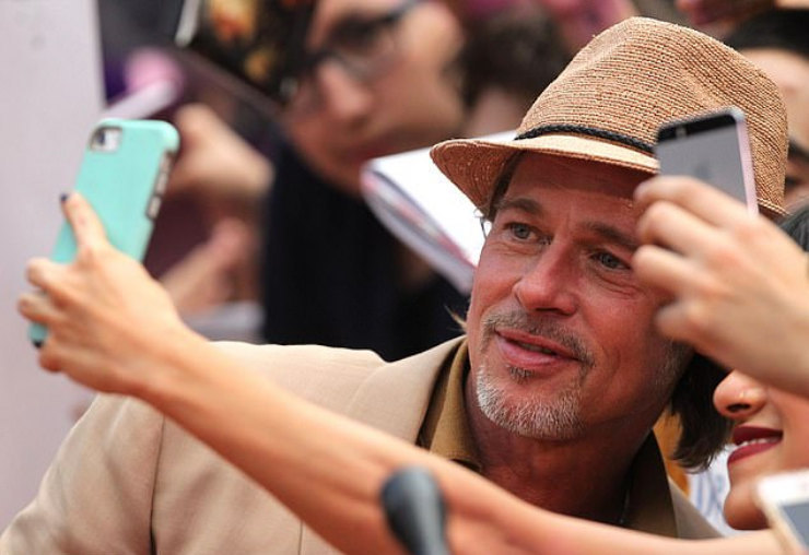 Брэд Питт в бежевом total look и шляпе представил свой фильм в Мексике