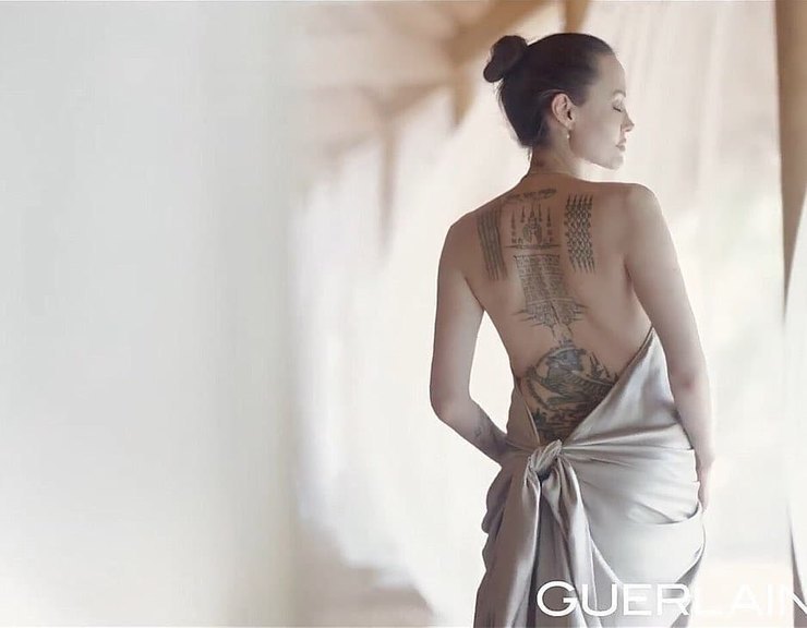 Обнаженная Анджелина Джоли снялась в соблазнительном видео для Guerlain